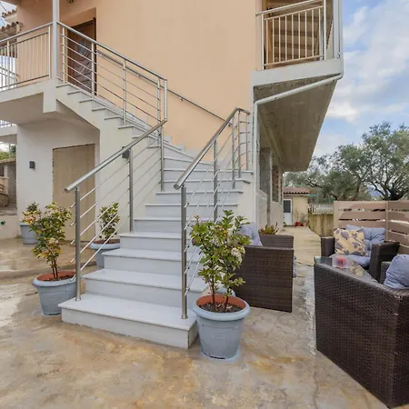 Kristalia In Lägenhet Anafonítria